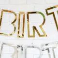 Nahaufnahme von hohlen Happy Birthday Girlanden-Buchstaben aus Gold- und Silberfolie - Ausgehöhlt/Gold