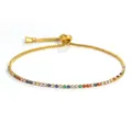 Detailansicht eines zarten Gold-Tennisarmbands mit bunten Zirkonia-Schmucksteinen - Gold mit buntem Zirkon