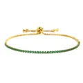 Detailaufnahme eines zierlichen goldfarbenen Kettenarmbands mit kleinen grünen Kristallen - Gold Grüner Zirkonia