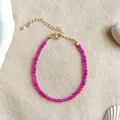 Handgemaakte fuchsia natuursteen kralenarmband met een verstelbare gouden metalen ketting - Rozerood gefacetteerde kralen stijl / Eén maat / 17+3cm / Rozerood