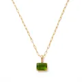 Collana a graffetta dorata con un ciondolo rettangolare in pietra preziosa verde smeraldo. - Agosto-Verde Peridoto