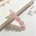 Eleganter rosafarbener Kristallperlen-Haarclip auf einem minimalistischen weißen Display - Rosa