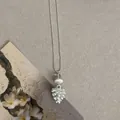 Collar minimalista con colgante de piña plateada, cuentas blancas y cadena fina y elegante - Collares de torre de piñas en plata gruesa
