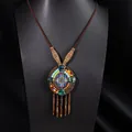 Collier vintage rétro à long pendentif à gland bohème ethnique sur mannequin noir - X515-1 Style 9