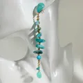Orecchini a pendente in corallo turchese con accenti di perline dorate - Orecchini con perline aerodinamici turchesi (33254-ear-blue-EP)
