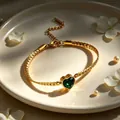 Bracciale di lusso in acciaio al titanio dorato con gemma verde a forma di cuore - Bracciale cuore in zirconia verde (5401)