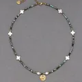 Elegante collar de piedras naturales con cruces blancas y un colgante de sol dorado. - Estilo Disco Redondo de Concha con Cruz