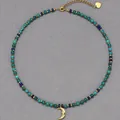 Detalle de collar de cuentas de piedra natural con un colgante de luna creciente dorada - Estilo Colgante Media Luna de Cuentas Azules / 38+5cm