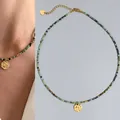 Elegante collar de piedras naturales mixtas con un colgante de sol en oro martillado - Estilo Colgante Disco Redondo de Cuentas Verdes / 38+5cm