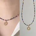 Elegante collar de cuentas de piedras naturales con un detalle de colgante de sol dorado - Estilo Colgante Sol de Cuentas de Colores