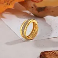 Gros plan d'une bague en cuivre plaqué or 18K avec bandes entrelacées et oxydes de zirconium - Taille 6 / Bague Croisée Zirconia (T1216)