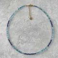 Bovenaanzicht van de handgemaakte ketting met blauwe natuursteen en gouden kralen - Ketting / 38+5cm / Dubbel Blauw
