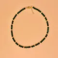 Detailweergave van een vintage groene malachiet kralenketting met gouden afstandhouders - Ketting / 38+5cm / Malachietgroen
