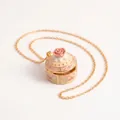 Collar relicario cupcake dorado estilo dulce con rosa rosa y detalles florales - Estilo de Collar de Relicario de Pastel de Rosa Rosa