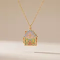 Exquisito collar con relicario de casa de esmalte de colores bañados en oro de 18K - Estilo de Collar de Casa de Jengibre Rosa y Verde
