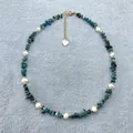 Vue détaillée d'un collier bohème avec des pierres naturelles bleues et des perles baroques - Collier patchwork en pierres bleu-vert et perles d'eau douce