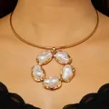 Eleganter goldener Metall-Choker mit einem Anhänger aus unregelmäßigen Barockperlen - Halsband (4881) / KC Gold