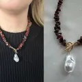 Κομψό κολιέ από κόκκινη φυσική πέτρα με μενταγιόν από μπαρόκ μαργαριτάρι γλυκού νερού - Κολιέ με μαύρες και κόκκινες θρυμματισμένες πέτρες και μενταγιόν από μαργαριτάρι γλυκού νερού