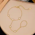 Elegante bracciale da mano in acciaio inossidabile dorato con cinque perle bianche rotonde. - Stile Cinque Perle Artificiali (E2550)