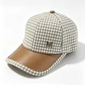 Dettaglio cappello in lana pied de poule con visiera in pelle marrone e logo M - Adulto (Circonferenza regolabile 58cm) / Beige