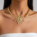 Elegante girocollo dorato con ciondolo a sole, gioielli di moda raffinati per donne - Choker Sole di Fiamma (Oro) / Oro (5692)