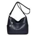 Sac bandoulière en cuir grainé bleu marine avec motif trèfle à quatre feuilles embossé et zips. - Bleu