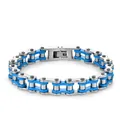 Vue détaillée d'un bracelet pour homme en acier inoxydable en forme de chaîne de vélo - Bleu & Argent