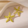 Gros plan de boucles d'oreilles étoile de mer dorées avec motif émail vert citron vif. - Boucles d'Oreilles Clous Étoile de Mer à Points Jaunes (2190)