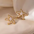 Boucles d'oreilles élégantes en forme d'étoile de mer avec incrustation nacrée blanche. - Boucles d'Oreilles Clous Étoile de Mer en Émail Blanc (2170)