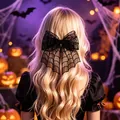 Vue détaillée d'une pince à cheveux nœud en résille toile d'araignée noire décorative - Pinces à cheveux toile d'araignée noire