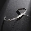Bracelet jonc ouvert en acier inoxydable argenté, fini brossé et bords festonnés ondulés - Style Bord Ondulé / Argent