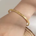 Bracelet jonc Ayat al-Kursi en acier inoxydable doré avec calligraphie arabe 6mm - Style Bord Ondulé / Or