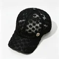 Vue détaillée d'une casquette de baseball en dentelle noire avec motifs floraux et logo R. - Noir Strass Étiquette R / Adulte, Circonférence du chapeau 58cm réglable
