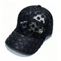Vue détaillée d'une casquette de baseball en dentelle florale noire avec emblème doré du logo M - Noir Logo Rond M / Adulte, Circonférence du chapeau 58cm réglable
