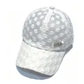 Détail d'une casquette de baseball en dentelle florale avec un emblème LOVE en strass - Blanc Strass LOVE Logo / Adulte, Circonférence du chapeau 58cm réglable