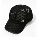 Détail d'une casquette de baseball en dentelle noire avec logo M en strass brillant - Noir Strass M Logo / Adulte, Circonférence du chapeau 58cm réglable
