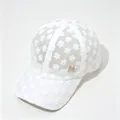 Détail d'une casquette en dentelle fleurie blanche avec emblème M en strass dorés - Blanc Strass M Logo / Adulte, Circonférence du chapeau 58cm réglable