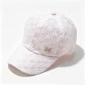 Vue détaillée d'une casquette de baseball en dentelle florale rose et logo M strass - Rose Strass M Logo / Adulte, Circonférence du chapeau 58cm réglable