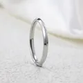 Nahaufnahme eines minimalistischen silbernen Edelstahlrings auf weißem Untergrund - Zahl 5 / Silber