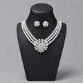 Elegantes drelagiges Perlenhalsketten- und Blumenohrring-Set für die Braut - Perlen Hochzeit Foto Schmuckset (NS-J6547S)