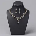Luxuriöses Brautschmuck-Set mit goldfarbener Halskette und funkelnden Kristall-Tropfenohrringen - Gold Braut Bankett Schmuckset (NS-J6482G)