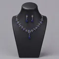 Elegantes Brautschmuck-Set mit blauen Wassertropfen-Strasssteinen und Silber-Finish. - Blauer Braut Bankett Schmuckset (NS-J6482GBLUE)