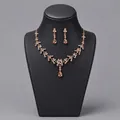 Elegantes Brautschmuck-Set mit roségoldener Halskette und rosa Strass-Ohrhängern - Champagner Braut Bankett Schmuckset (NS-J6482GXB)