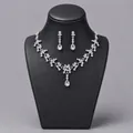 Elegantes Set aus Brautkette und Kristallohrringen in Silberoptik für Hochzeiten und Feste - Silber Braut Bankett Schmuckset (NS-J6482S)