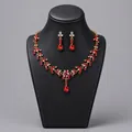 Elegantes Set aus Brauthalskette und Ohrringen mit roten und weißen Strasssteinen für Hochzeiten - Roter Braut Bankett Schmuckset (NS-J6482GRED)