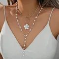 Elegante conjunto de collares plateados de varias capas con colgante de flor y cuentas blancas - 6599502hb / Collar