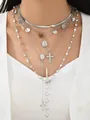 Elegante juego de collares multicapa plateados con colgantes de cruz y perlas blancas - 6651101HB / Collar