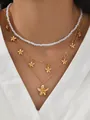 Elegante conjunto de collares a capas con perlas blancas y colgantes de flores doradas mate - 6641601HB / Collar