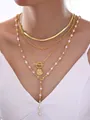 Elegante conjunto de collares dorados de varias capas con perlas y colgante de disco. - 6668001HB / Collar