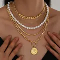 Elegante conjunto de collares dorados de varias capas con perlas y colgante de moneda - 6652901HB / Collar